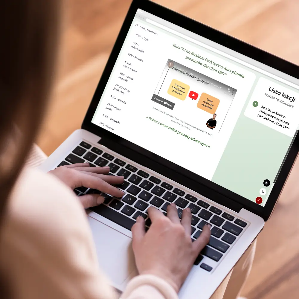 Uczestnik pracuje w kursie „AI na rozkaz: praktyczny kurs pisania promptów dla ChatGPT” na laptopie, widoczne lekcje i materiał wideo.
