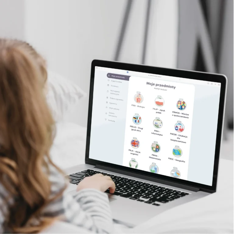 Dziewczynka ucząca się na platformie edukacyjnej przy laptopie.