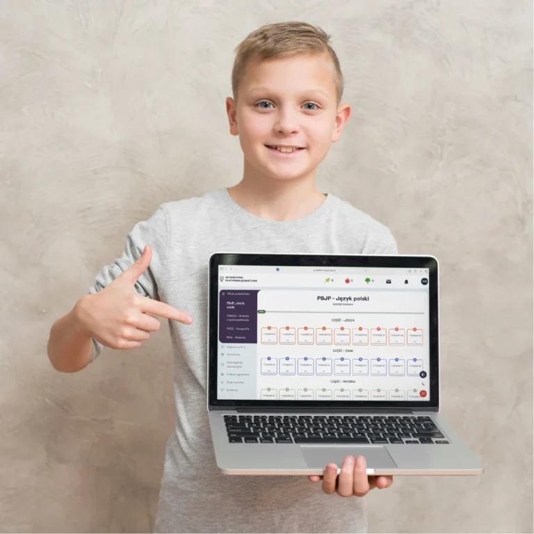 Laptop, na którym widać platformę edukacyjną Polonijki wskazujące na treści z pakietu Mini.